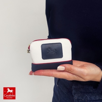 Carteira pequena branca e azul marinho com fecho vermelho e logo Cavalinho