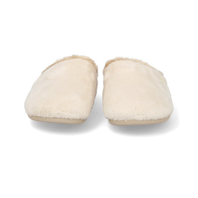 Pantufas fechadas creme em tecido felpudo