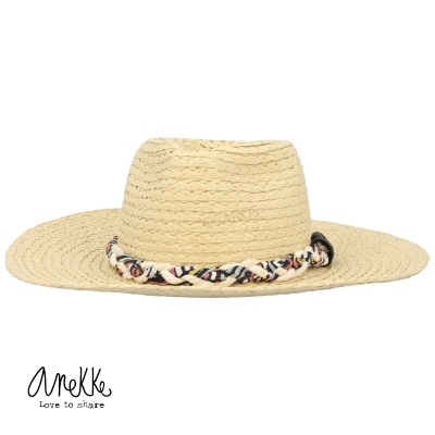 Chapéu de palha bege com corda trançada colorida