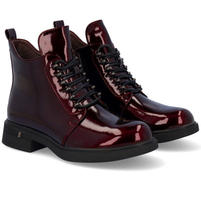 Botas de couro verniz borgonha com atacadores pretos em fundo branco