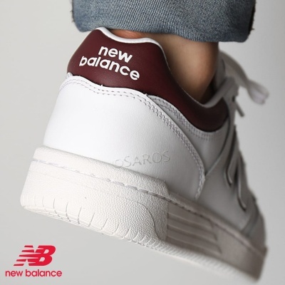 Ténis branco New Balance com detalhe bordô e sola texturizada, com jeans azul claro