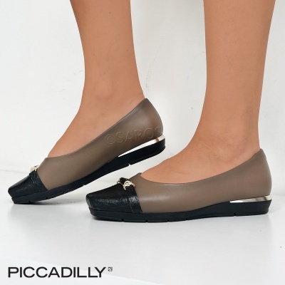 Mocassins femininos castanho e preto com detalhe dourado e sola preta