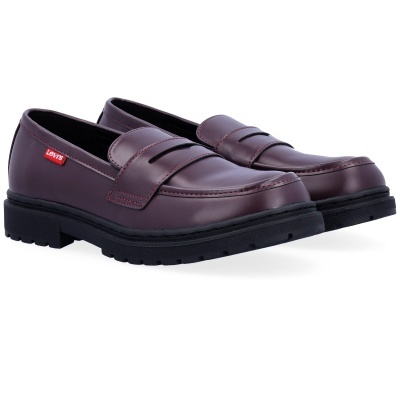 Sapatos castanhos avermelhados tipo loafers com sola preta e etiqueta vermelha LEVIS