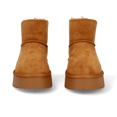 Botas castanhas de camurça com solado grosso e interior felpudo.