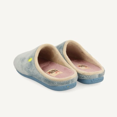 Chinelos de pelúcia azuis com sola de borracha azul