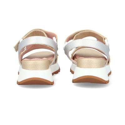 Sandálias brancas com tiras e sola branca vistas de trás