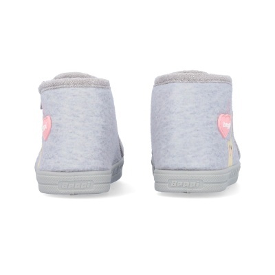Sapatilhas de criança cinza claro com coração rosa e texto 'hugs'