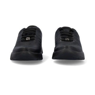 Ténis pretos com cadarços e sola preta em fundo branco