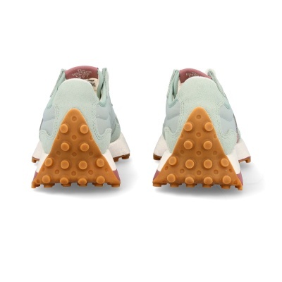 Sapatilhas desportivas verde menta com sola castanha e língua rosa com texto.