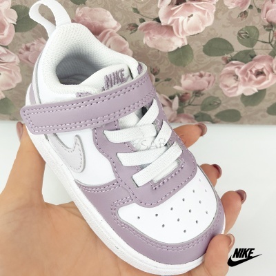 Ténis infantil Nike branco e lilás com fecho em velcro em fundo floral