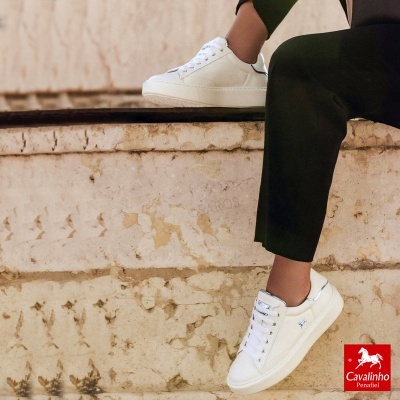 Ténis brancos Cavalinho Portugal com sola grossa e detalhe em pele, em ambiente urbano