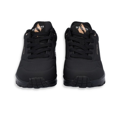 Ténis pretos Skechers com atacadores e sola preta