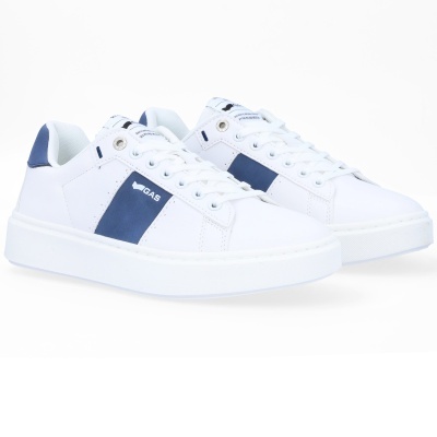 Ténis desportivos brancos com detalhes azuis e sola espessa branca