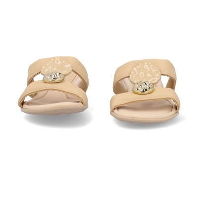 Sandálias bege femininas com duas tiras largas e detalhes decorativos redondos e dourados