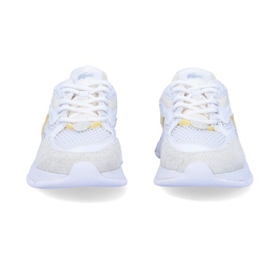 Par de sapatilhas brancas com detalhes amarelos em fundo branco