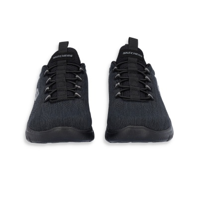 Ténis pretos Skechers vistos de frente com etiqueta na língua