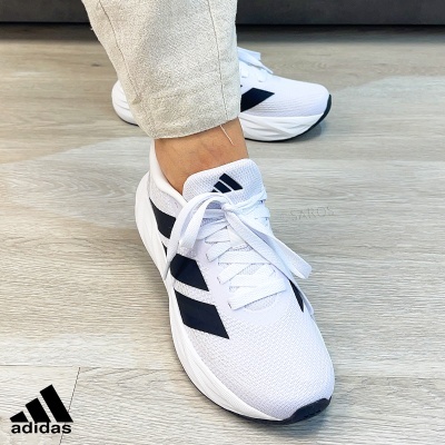 Ténis desportivos Adidas brancos com listras negras e sola branca