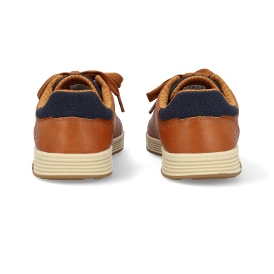 Sapatilhas castanhas em couro com detalhe azul e sola branca vista de trás