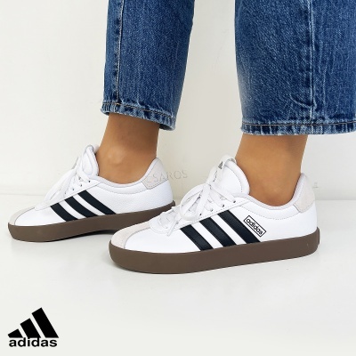 Ténis Adidas brancos com riscas pretas e sola castanha