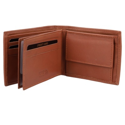 Carteira castanha de couro aberta com vários compartimentos para cartões