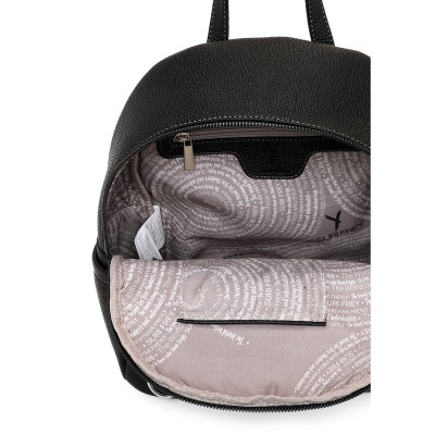 Interior de mochila preta com estampado cinza e branco e bolso com fecho