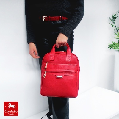 Mala de mão vermelha em pele sintética com fechos dourados e logo Cavalinho Penafiel