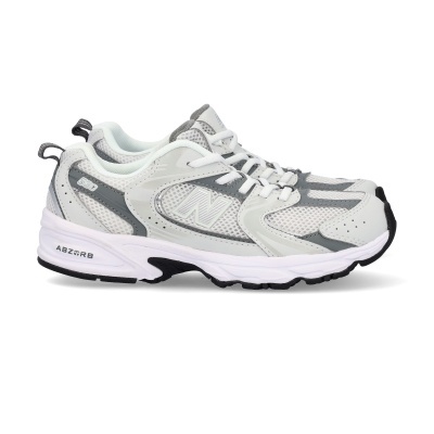 Ténis desportivos cinza e branco com sola branca e detalhes pretos e textos na lateral.