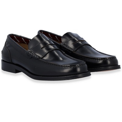 Sapatos mocassim pretos em pele com interior xadrez