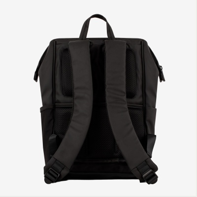 Mochila preta vista de trás com alças acolchoadas