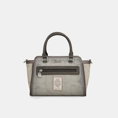 Bolsa de mão cinza e bege com padrão geométrico e etiqueta de gato