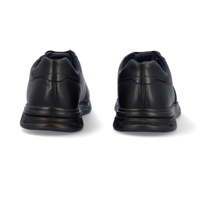 Sapatos pretos de couro vistos de trás