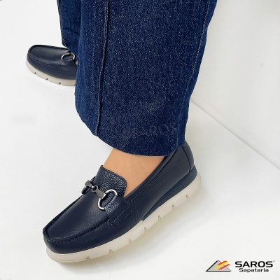 Sapatos mocassim de pele preta com solado branco e fivela prateada