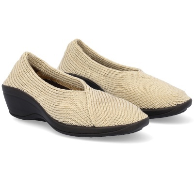 Sapatos de senhora bege em tecido tricotado com sola e salto pretos