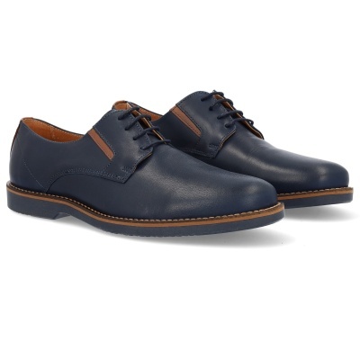 Sapatos clássicos masculinos em couro azul escuro com atacadores pretos e sola castanha.