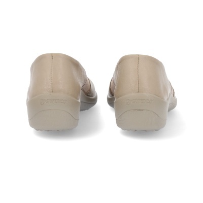 Sapatos bege claro em couro com sola de borracha da marca Comfortf