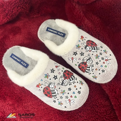 Chinelos cinzentos com estampa de joaninhas coloridas e interior branco peludo