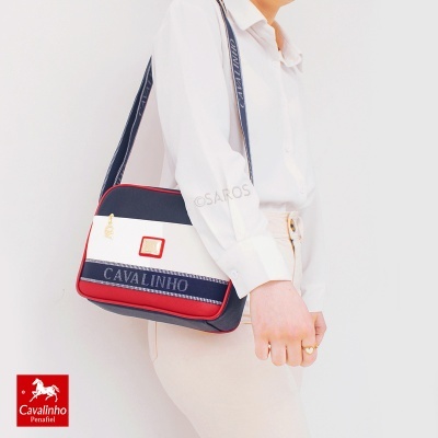Mala de ombro feminina azul, branca e vermelha com alça azul com texto Cavalinho