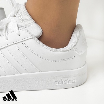 Ténis brancos adidas em pele sintética com riscas e logo