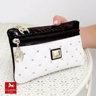 Carteira feminina branca matelassê com tachas douradas e detalhes pretos brilhantes