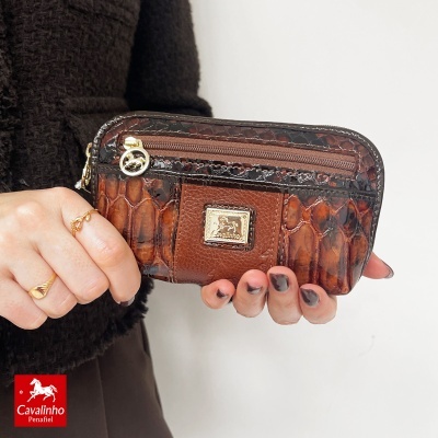 Carteira pequena em pele castanha com textura de crocodilo e detalhes dourados Cavalinho