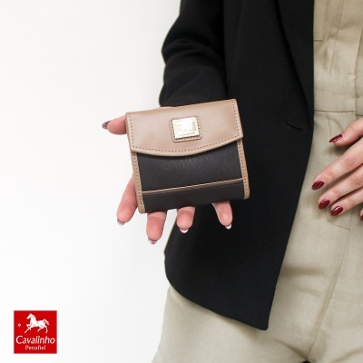 Carteira castanha e bege em pele sintética com fecho e placa metálica Cavalinho