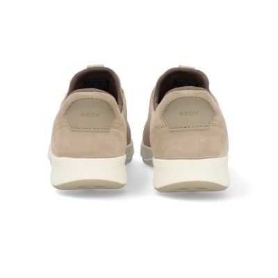 Sapatilhas bege em camurça vista de trás com logo GEOX