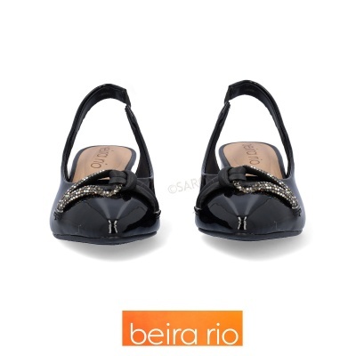 Sandálias pretas femininas Beira Rio com ornamento de strass