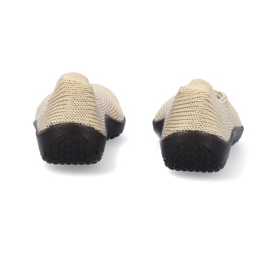 Sapatilhas bege com sola preta vistas de trás