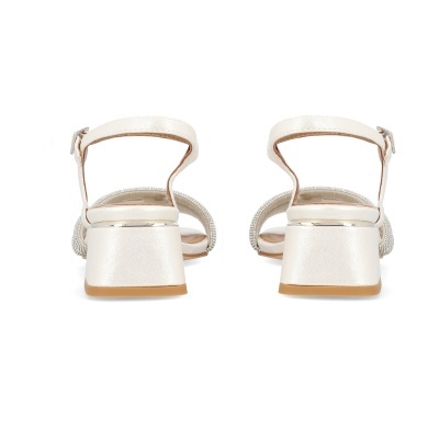 Sandálias brancas com salto quadrado baixo vistas de trás