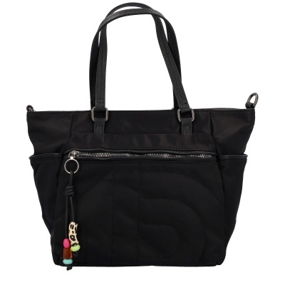 Mala de ombro preta com bolso frontal e pendente decorativo