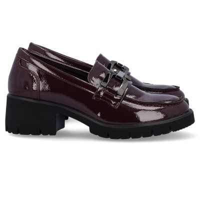 Sapatos tipo mocassim em verniz borgonha com sola preta e enfeite metálico