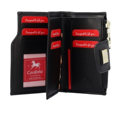 Carteira preta em pele com cartões vermelhos e marca Cavallinho