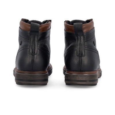 Botas masculinas de couro preto com detalhe castanho na parte superior