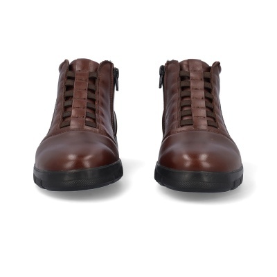 Botas castanhas de couro sintético com sola preta e fecho lateral